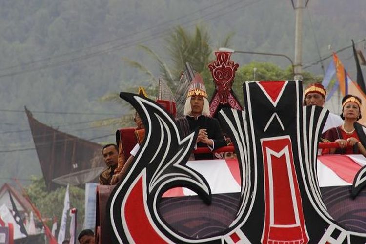 Presiden Joko Widodo berada di atas mobil hias bersama Ibu Negara Iriana Jokowi dan menteri-menteri saat melakukan Karnaval Kemerdekaan Pesona Danau Toba dari Soposurung, Balige, Toba Samosir, Sumatera Utara, Minggu (21/8/2016). Perayaan Hari Ulang Tahun (HUT) ke-71 RI tahun ini dipusatkan di Danau Toba, Sumatera Utara dengan tajuk Karnaval Kemerdekaan Pesona Danau Toba. Acara ini berlangsung di dua tempat yakni Parapat (Simalungun) dan Balige (Toba Samosir).