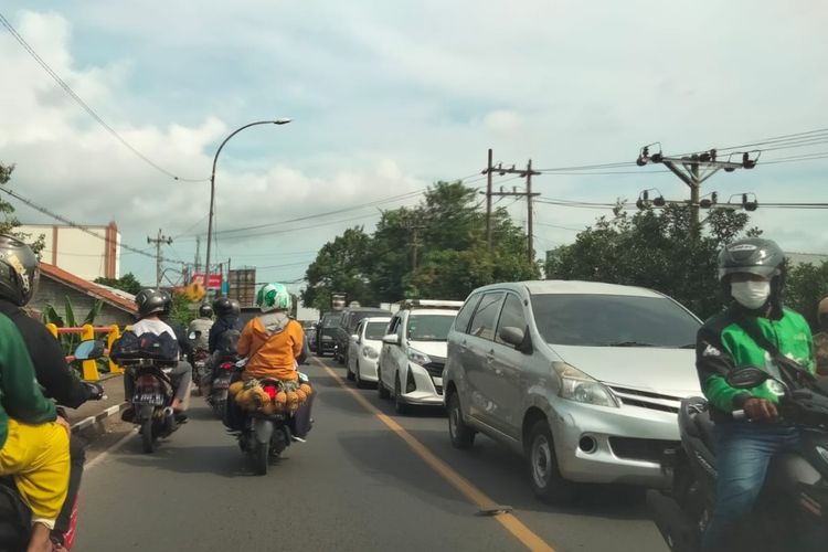 Kepadatan arus lalu lintas di dekat Simpang Kaliori, Banyumas, Jawa Tengah, Rabu (4/5/2022).