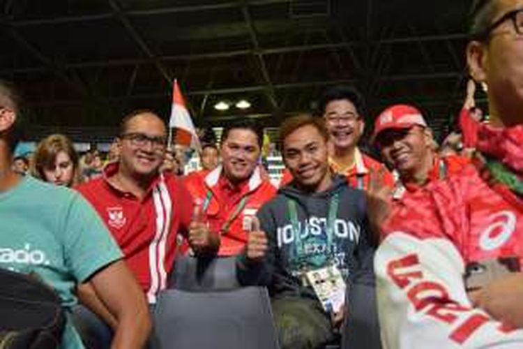 Lifter putra Indonesia, Eko Yuli Irawan (tiga dari kanan), memberikan dukungan kepada sesama wakil Tanah Air, Sri Wahyuni Agustiani, yang turun di kelas 48 kg pada Olimpiade Rio 2016 di Rio Centro, Sabtu (6/8/2016).