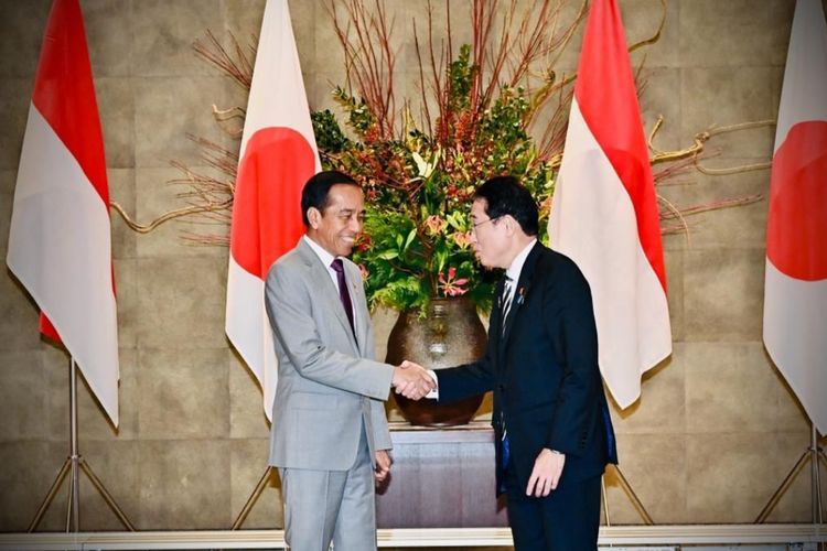 Presiden Joko Widodo saat bertemu Perdana Menteri (PM) Jepang Fumio Kishida di Kantor PM Jepang, Tokyo, Sabtu (16/12/2023).