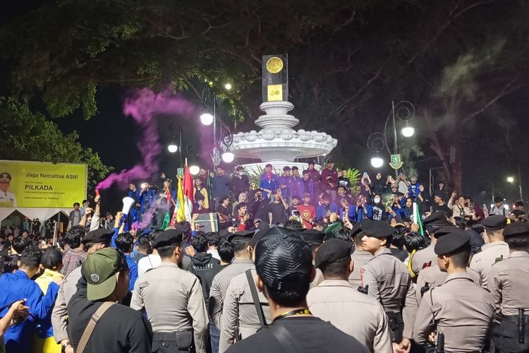 Sejumlah elemen mahasiswa gabungan demonstrasi di Tugu Adipura Kota Sukabumi, Jawa Barat, Jumat (23/8/2024).