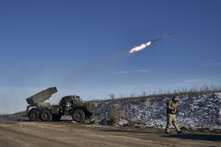 Peluncur roket Grad milik tentara Ukraina menembakkan roket ke posisi Rusia di garis depan dekat Soledar, wilayah Donetsk, Ukraina, Rabu, (11/1/2023).