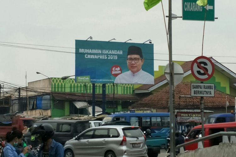 Reklame Muhaimin Iskandar Cawapres 2019 di Jl. Sultan Hasanuddin, Tambun Selatan, Kabupaten Bekasi. Foto diambil pada Selasa (27/2/2018).