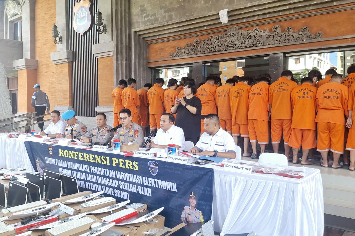 Kepala Kepolisian Daerah Bali, Irjen. Pol. Daniel Adityajaya, saat memimpin konfrensi pers pengungkapan kasus penipuan berkedok love scamming di di halaman lobby Markas Polda Bali, pada Rabu (11/6/2025). KOMPAS.com/ Yohanes Valdi Seriang Ginta