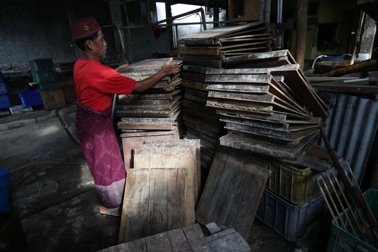 Suasana mogok produksi di salah satu pabrik tahu di kawasan Depok, Selasa (22/2/2022). Mulai Senin (21/2/2022) hingga Rabu (23/2/2022) para perajin tahu dan tempe di Pulau Jawa aksi mogok produksi selama tiga hari akibat naiknya harga bahan baku kedelai.