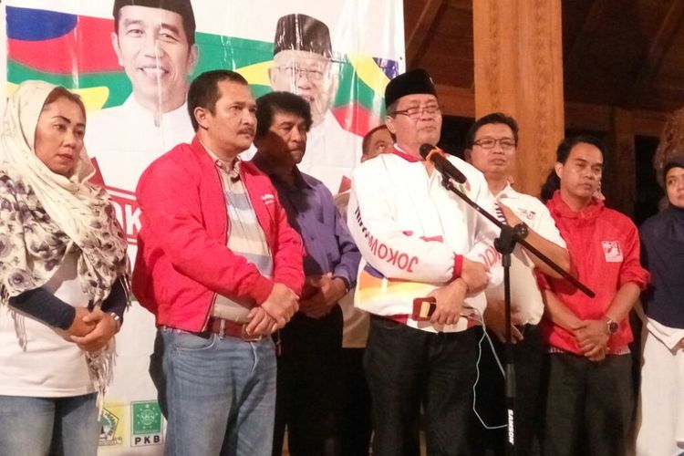 Ketua Tim Kampanye Daerah Koalisi Indonesia Kerja Daerah Istimewa Yogyakarta (TKD KIK) DIY Bambang Praswanto (mengenakan peci hitam) saat jumpa pers, Rabu (17/4/2019). 