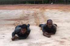 Kibarkan Bendera Terbalik, 2 Anggota Satpol PP Dihukum Berenang dan Merayap