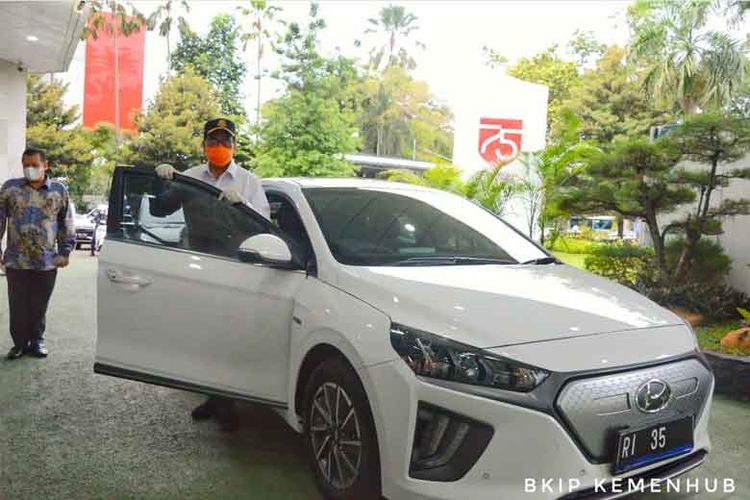 Menteri Perhubungan Budi Karya Sumadi mengendarai mobil listrik kendaraan dinasnya dari Gedung Kementerian Pehubungan ke Stasiun Gambir, Rabu (16/12/2020). 