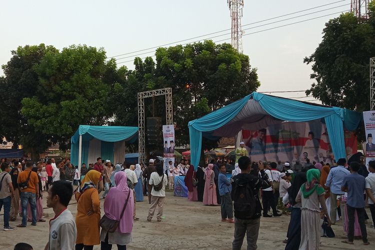 Sejumlah massa yang hadir di acara Bang Sandi Menyapa Relawan dan Warga Jonggol tampak membubarkan diri di  Kampung Menan, Kecamatan Jonggol, Kabupaten Bogor, Selasa (21/5/2019)