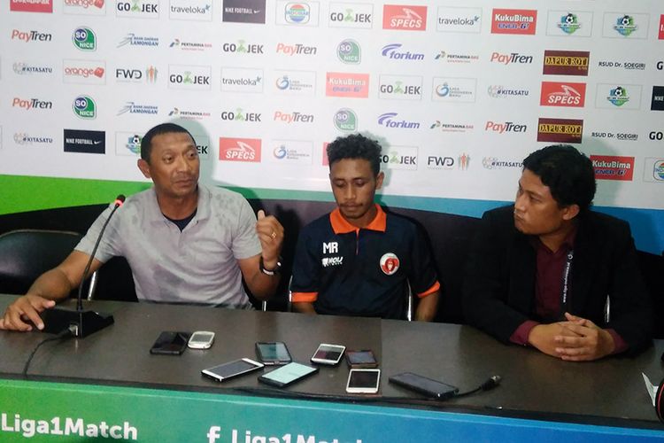 Pelatih Perseru Serui Putu Gede (kiri) saat memberikan komentar usai lawan Persela Lamongan.