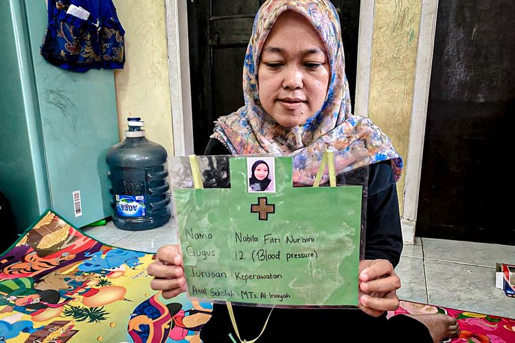 Siti Aminah (42) ibunda korban siswi SMK di Bandung Barat yang meninggal dunia setelah 3 tahun dibully di sekolahnya, Senin (10/6/2024).