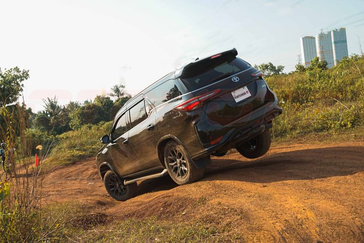 New Fortuner 2.8 GR Sport 4x4 with TSS merupakan kendaraan all-rounder yang sanggup memberikan tingkat kenyamanan tinggi di jalan perkotaan, namun juga dapat diandalkan di medan off-road.