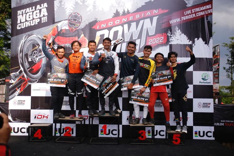 Podium Men Elite 76 Indonesian Downhill 2022 seri kedua, yang digelar di Ternadi Bike Park, Kudus, Jawa Tengah, Minggu (11/12/2022).