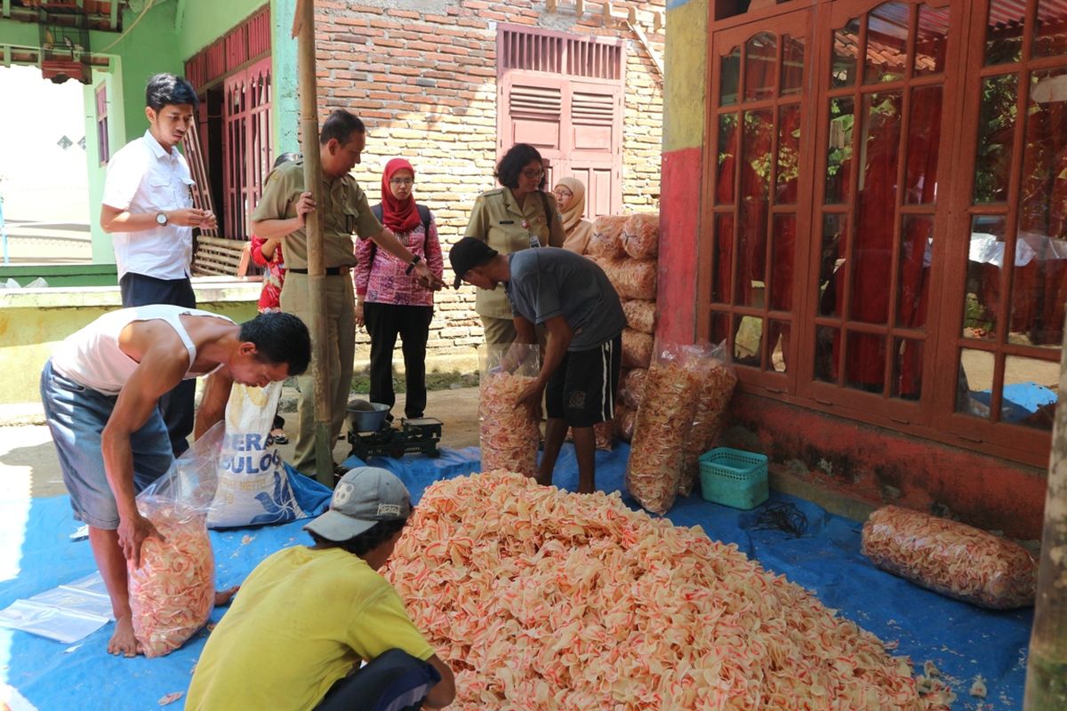 Badan Pengawasan Obat dan Makanan (BPOM) Banyumas bersama Dinas Kesehatan (Dinkes) Purbalingga menelusuri gudang pengepul kerupuk canthir yang positif mengandung Rhodamin B atau pewarna tekstil di Desa Karangkemiri, Kecamatan Kemangkon, Purbalingga, Jawa Tengah, Selasa (21/5/2019).