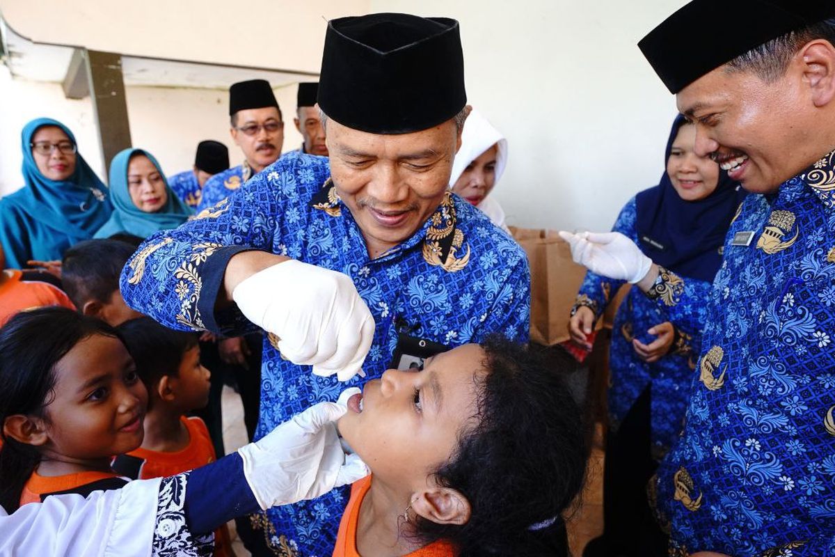Proses vaksinasi polio kepada siswa SD di Banyuwangi 