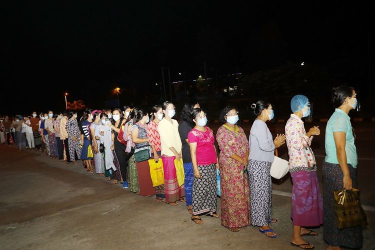 Para pemilih berbaris menunggu TPS dibuka Minggu, 8 November 2020, di Naypyitaw, Myanmar.