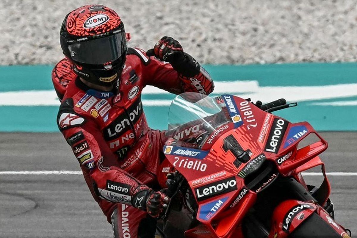 Pebalap Ducati Lenovo Team, Francesco Bagnaia, sukses memastikan pole position usai mencatat waktu tercepat dalam sesi Kualifikasi MotoGP Malaysia 2024 di Sirkuit Sepang, 2 November 2024. (Photo by Lillian SUWANRUMPHA / AFP)