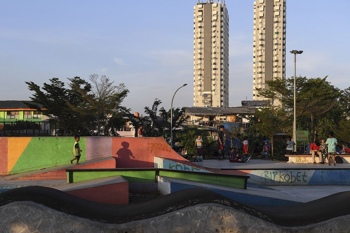 Sejumlah anak bermain di ruang terbuka hijau (RTH) Kalijodo, Jakarta, Selasa (7/7/2020). RTH Kalijodo menjadi lokasi yang ramai dikunjungi warga setelah Pemprov DKI membuka kembali sejumlah RTH di Jakarta yang sebelumnya ditutup sementara akibat Covid-19.