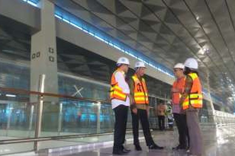 Presiden Joko Widodo saat blusukan di Terminal III Bandara Soekarno-Hatta, Rabj (11/5/2016).