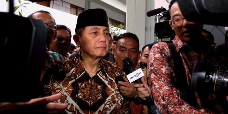 Hakim Pengadilan Negeri Jakarta Selatan, Haswandi mengabulkan permohonan gugatan praperadilan penetapan tersangka mantan Dirjen Pajak, Hadi Poernomo, dari Komisi Pemberantasan Korupsi (KPK). Putusan itu dibacakan Haswandi selaku hakim tunggal dalam agenda sidang putusan praperadilan penetapan tersangka Hadi Poernomo di Pengadilan Negeri (PN) Jakarta Selatan, Selasa (26/5/2015) petang. Tampak mantan Ketua Badan Pemeriksa Keuangan (BPK) Hadi Poernono berjalan keluar meninggalkan ruang persidangan.