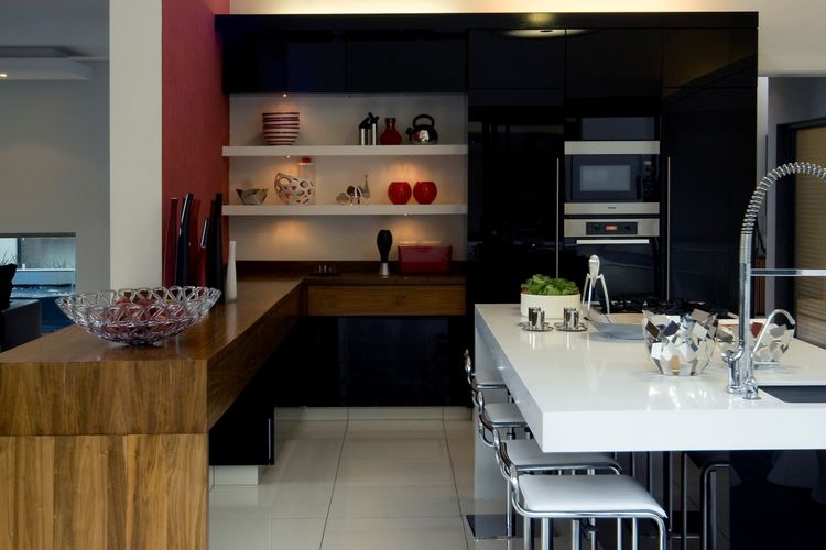 Desain dapur hitam dikombinasikan beragam elemen, karya Nico van der Meulen Architects 