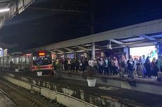 Seng Nyangkut di Kabel Listrik KRL Dekat Stasiun Citayam, Kereta Tertahan Sejam