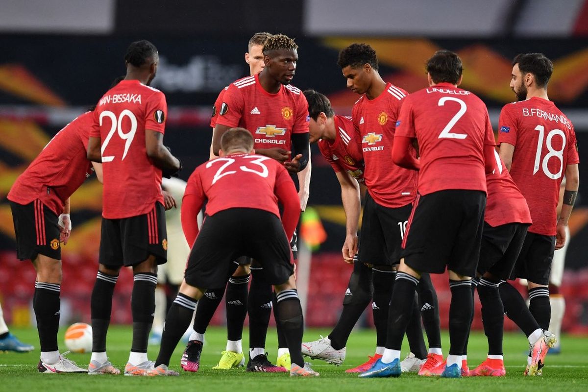 Para pemain Manchester United berdiskusi menjelang pertandingan leg pertama semifinal Liga Europa 2020-2021 melawan AS Roma di Stadion Old Trafford, Kamis (29/4/2021) atau Jumat dini hari WIB. 