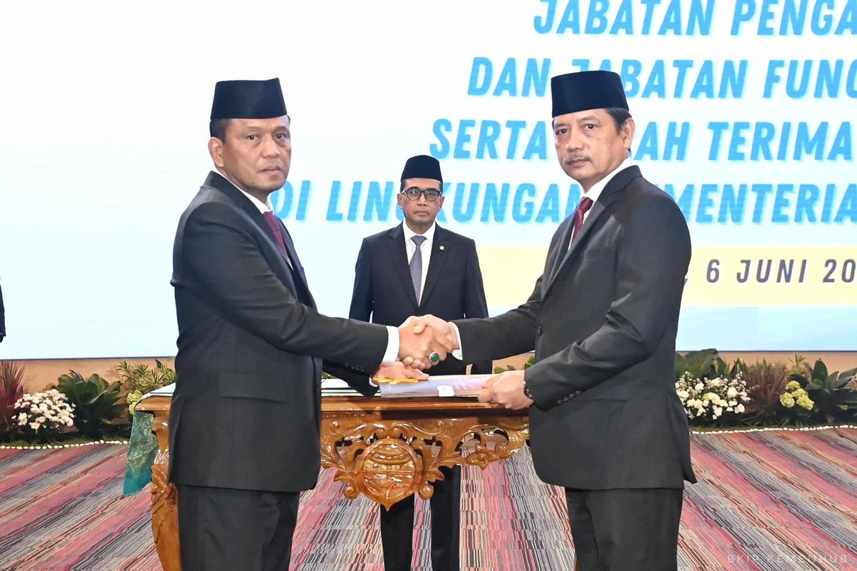 Direktur Jenderal (Dirjen) Perhubungan Darat yang baru Risyapudin Nursin, Menteri Perhubungan Budi Karya Sumadi, dan Hendro Sugiatno saat pelantikan sejumlah pejabat Kemenhub, Kamis )6/6/2024).
