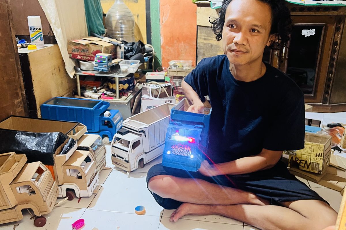 Galih, Perajin Kardus di Bogor Raup Jutaan Rupiah dari Miniatur Truk