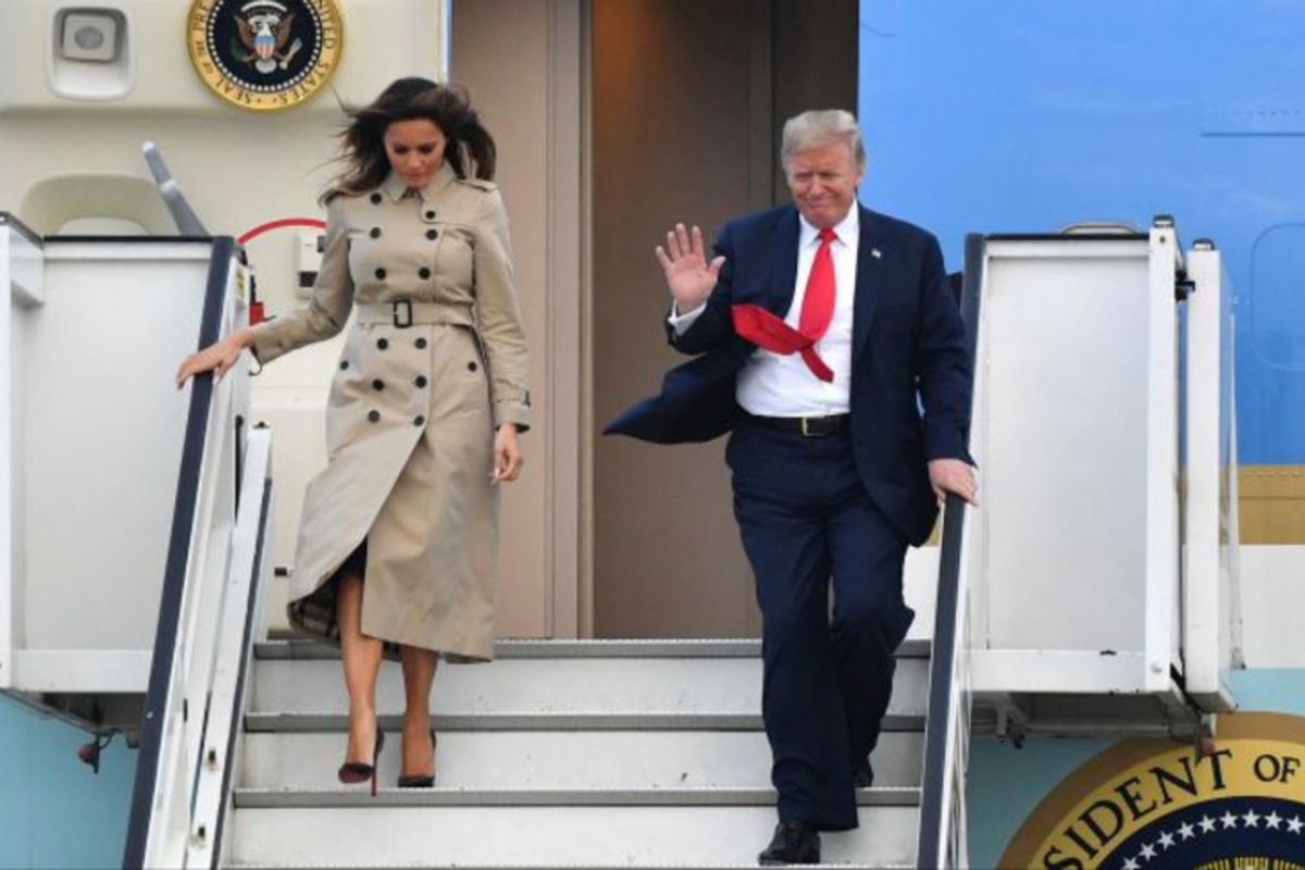 Sepatu Melania Trump jadi sorotan saat temani sang suami, Donald Trump kunjungan ke Belgia. Melania kenakan sepatu hak dengan tinggi 12,1 cm.