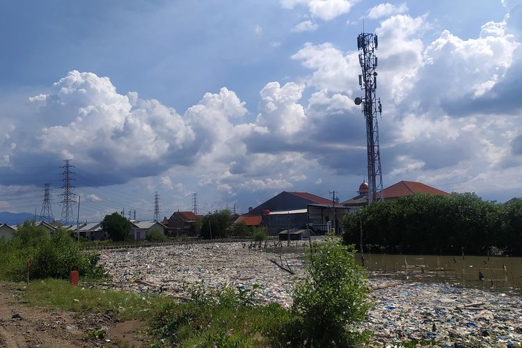 Sampah plastik yang berada di samping rumah warga Tambakrejo Kota Semarang 