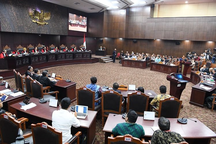 Suasana sidang lanjutan Perselisihan Hasil Pemilihan Umum (PHPU) Pilpres 2019 di gedung Mahkamah Konstitusi, Jakarta, Selasa (18/6/2019). Sidang tersebut beragendakan mendengarkan jawaban termohon, pihak terkait dan Bawaslu. ANTARA FOTO/Hafidz Mubarak A/wsj.