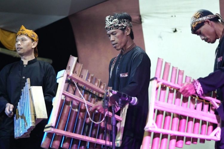 Pementasan seni dan budaya yang dilakukan di Desa Pesanggrahan, Subang, untuk sosialisasikan pemanfaatan dana desa.