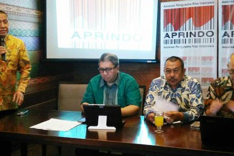 Ketua Umum Aprindo Roy N Mandey (kedua kiri) saat konfrensi pers Aprindo di Kawasan Kuningan, Jakarta, Rabu (28/12/2016).