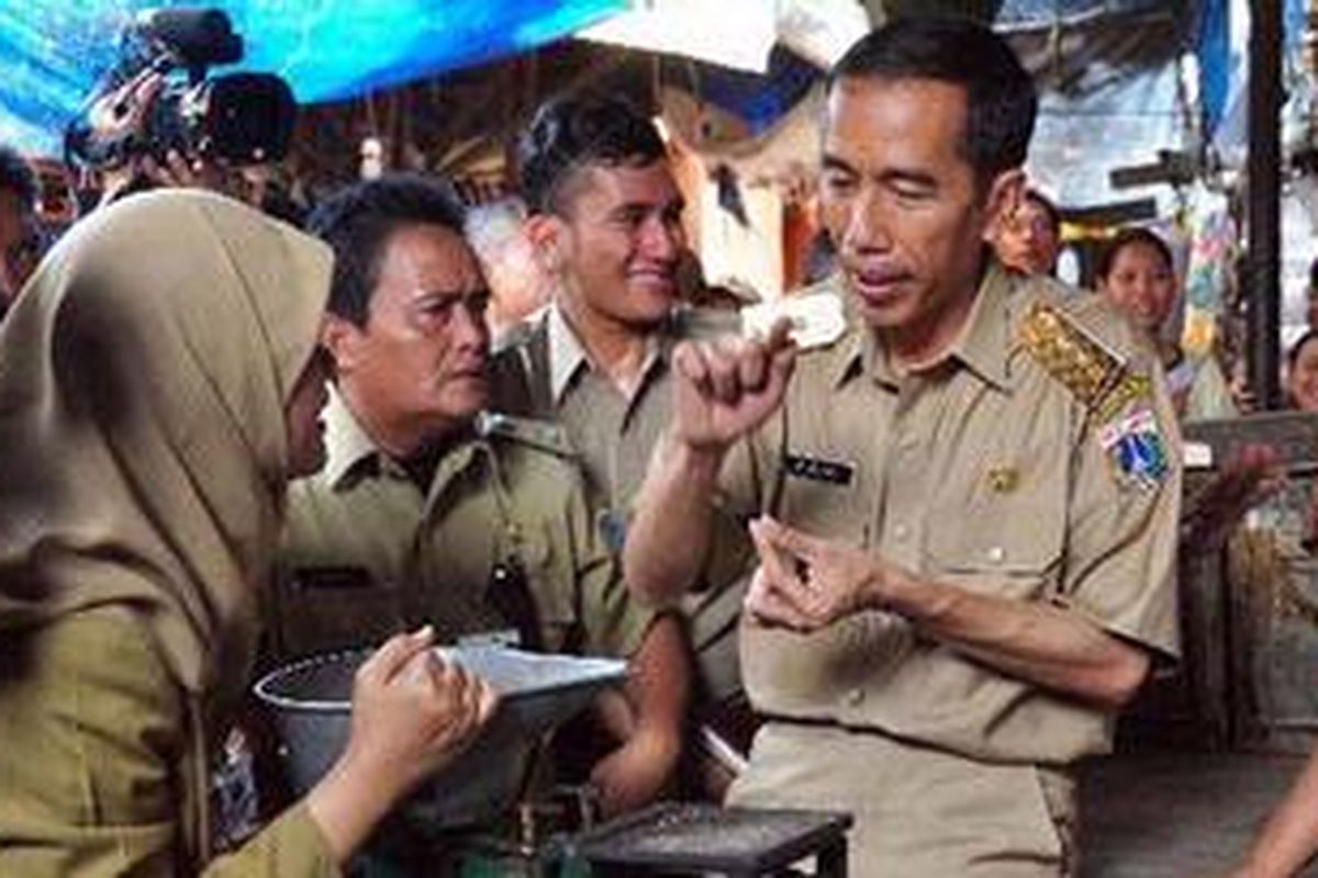 Gubernur DKI Jakarta Joko Widodo berdialog dengan pedagang di Pasar Abdul Gani, Jalan Abdul Gani, Galur, Jakarta Pusat, Rabu (24/10/2012). Kedatangan Jokowi untuk meninjau dan mendengarkan keluhan para pedagang yang berjualan di pasar tersebut. 