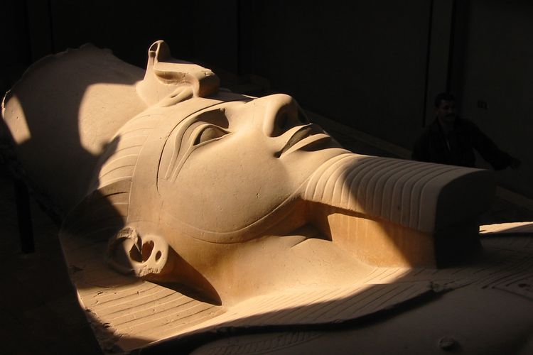 Patung Ramses II di Memphis, Mesir. Ia diduga sebagai firaun yang hidup pada zaman Nabi Musa.