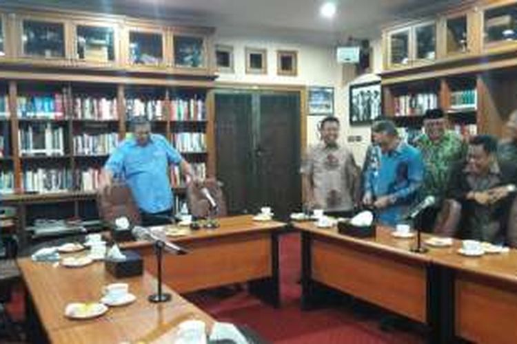 Ketua Umum PPP Romahurmuziy dan Ketua Umum PKB Muhaimin Iskandar Tampak Saling Berkelakar dan Tertawa Bersama