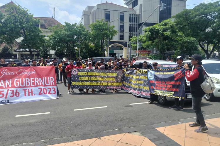 Pengemudi ojol melakukan unjuk rasa di depan kantor Gubernur Jateng, Selasa (5/3/2024).