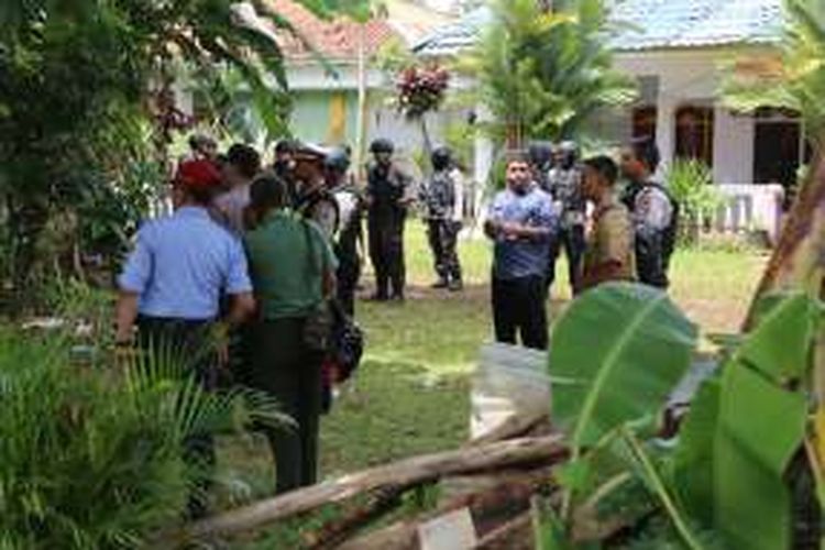 Suasana saat penggerebekan terduga teroris di salah satu kontrakan di kecamatan Setu, Tangerang Selatan. Rabu (21/12/2016). Tiga orang terduga teroris meninggal dalam proses penggerebekan yang dilakukan Densus 88.