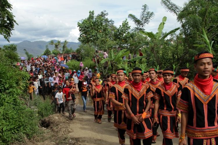 Iring-iringan budaya disaksikan masyarakat sekitar 