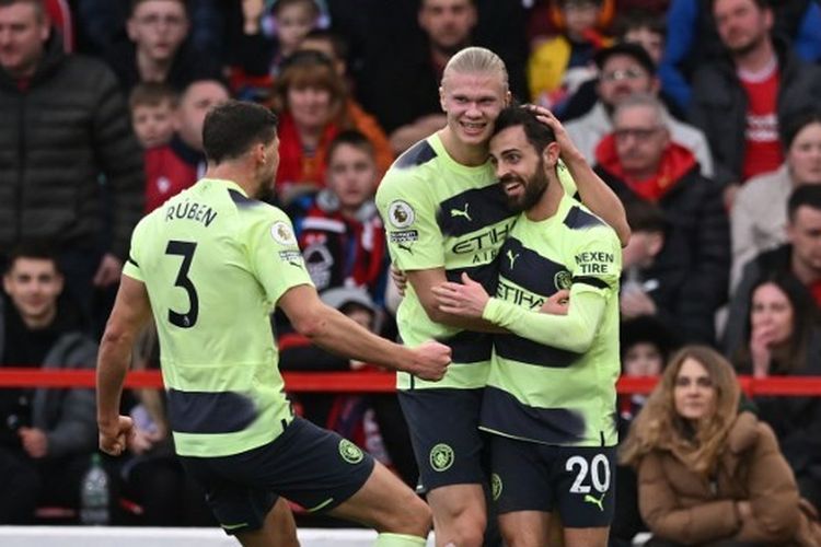 Gelandang Portugal, Bernardo Silva, saat berselebrasi seusai mencetak gol buat Man City dalam pertandingan melawan Nottingham Forest pada pekan ke-24 Liga Inggris 2022-2023. Laga Nottingham Forest vs Man City digelar di Stadion City Ground pada Sabtu (18/2/2023). (Foto oleh JUSTIN TALLIS / AFP)