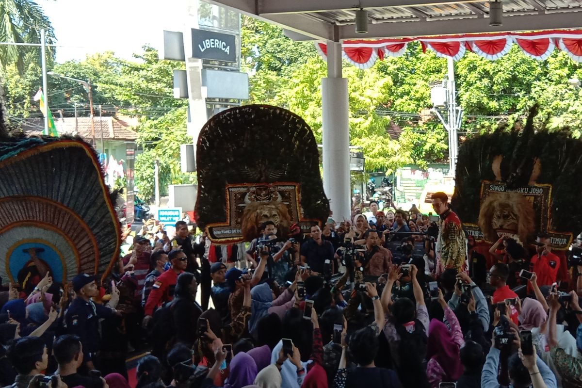 Adipati Dolken dalam karpet merah film Perburuan diXXI Mall Surabaya Town Square, Jawa Timur, Jumat siang (9/8/2019).