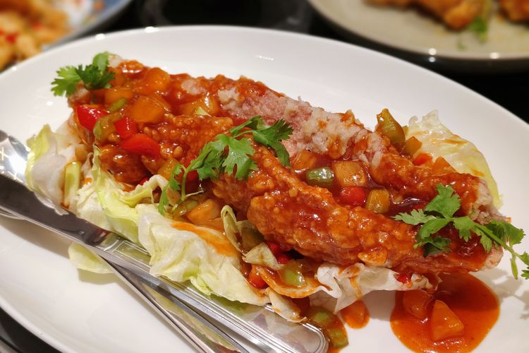 Sajian Crispy Fried Red Snapper with Sweet & Sour Sauce di restoran Crystal Jade Hong Kong Kitchen, di mal Grand Indonesia, Rabu (24/9/2025). 