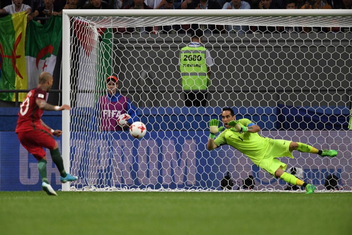 Claudio Bravo menggagalkan eksekusi penalti Ricardo Quaresma saat Cile melawan Portugal pada partai semifinal Piala Konfederasi 2017 di Kazan Arena, Rabu (28/6/2017).