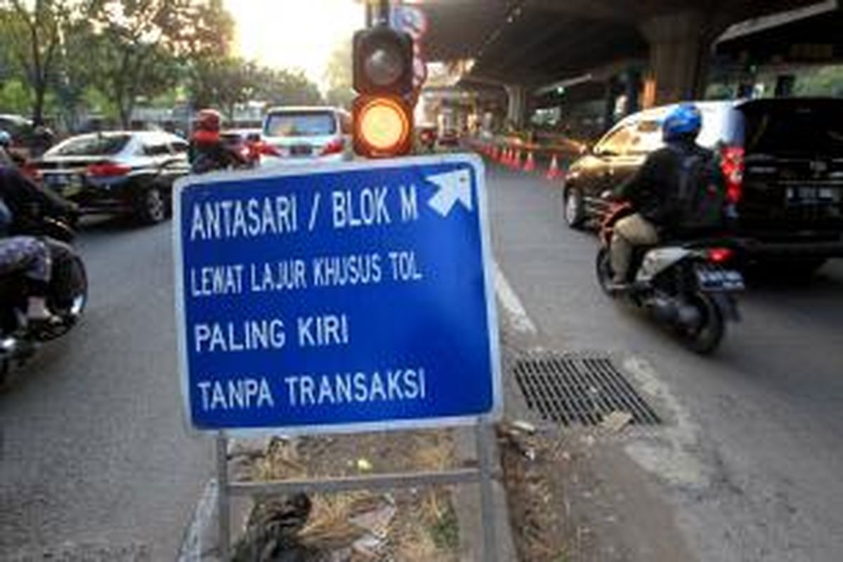 Sepeda motor melintasi tol Jakarta Outer Ring Road (JORR) tanpa transaksi atau gratis di kawasan Cilandak, Jakarta Selatan, Selasa (4/8/2015).
