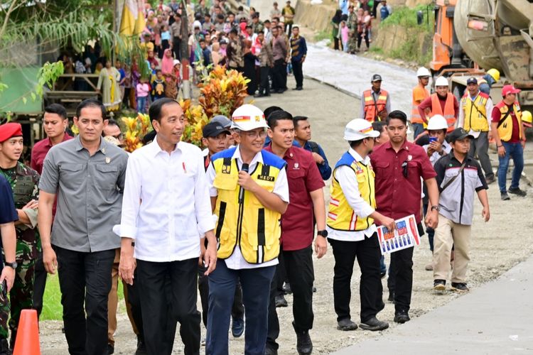 Presiden Joko Widodo saat meninjau perkembangan penanganan Inpres Jalan Daerah (IJD) di Desa Agro Mulyo, Kecamatan Sepaku, Kabupaten Penajam Paser Utara, pada Sabtu (23/9/2023).