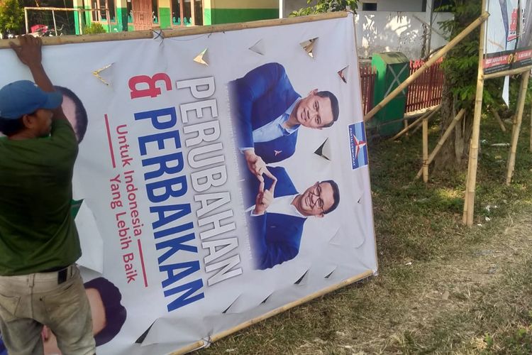Sejumlah baliho bergambar Anies Baswedan- Agus Harimurti Yudhoyono (AHY) di Karawang, Jawa Barat diturunkan, Jumat (1/9/2023).