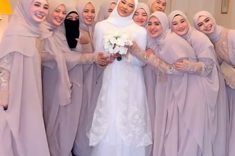 Bridesmaid Dara Arafah tampil serasi dalam abaya nude di Madinah. Elegan, lembut, dan selaras dengan suasana sakral pernikahan di Masjid Nabawi.
