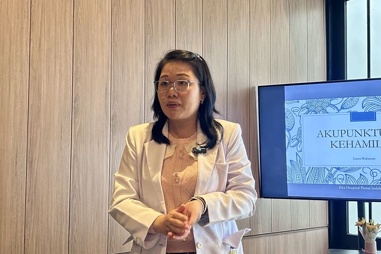 Dokter Spesialis Akupuntur Medik Eka Hospital PIK dalam Media Meet Up Eka Hospital PIK & Pluit di Jakarta Selatan, Rabu (6/5/2026).