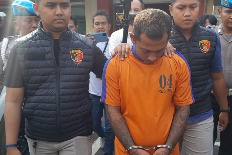 Wahyudin, tersangka pembunuhan Asma, pria yang ditemukan tewas di dalam rumahnya di Desa Sumurgede, Kecamatan Cilamaya Kulon, Karawang, Jawa Barat saat konferensi pers di Mapolres Karawang, Kamis (22/2/2024).
